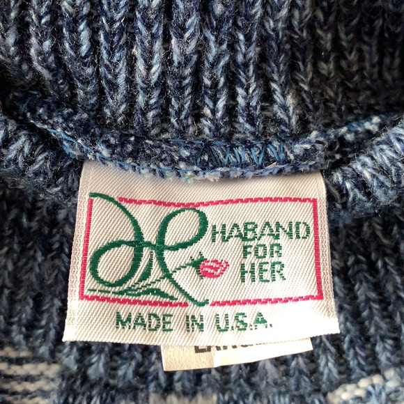 sweater no rips pulls or tears - Picture 3 of 4